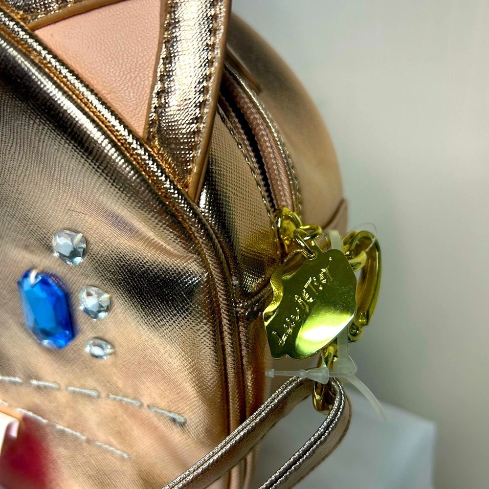 Betsey Johnson Gold Metallic Cat Crossbody with luggage tag & Kitty Cat Earings - Picture 4 of 10